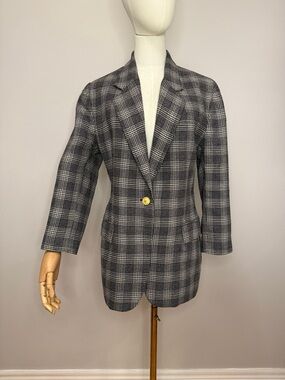 Stunning Vintage Ports International Power blazer in a timeless grey/white plaid